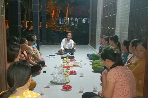 BS Võ Văn Trình truyền thông về Kế hoạch hóa gia đình cho Hội phụ nữ xã Hương Lộc